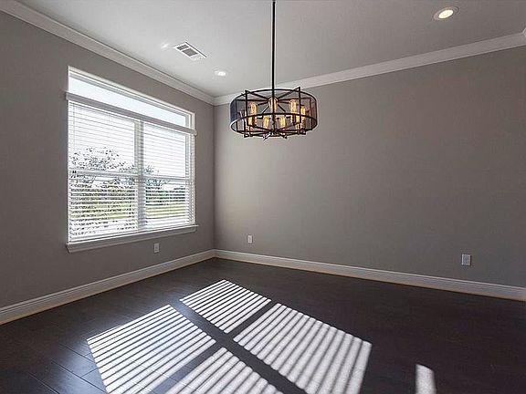 2nd image of 2599 N Glenmoor Dr