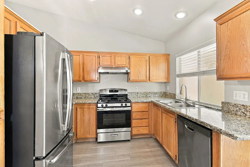 3 bed, 2.0 bath, 1186 sqft, $1,940 — Photo 4