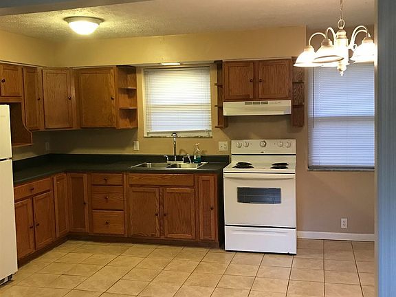 5th image of 12 Windward Dr