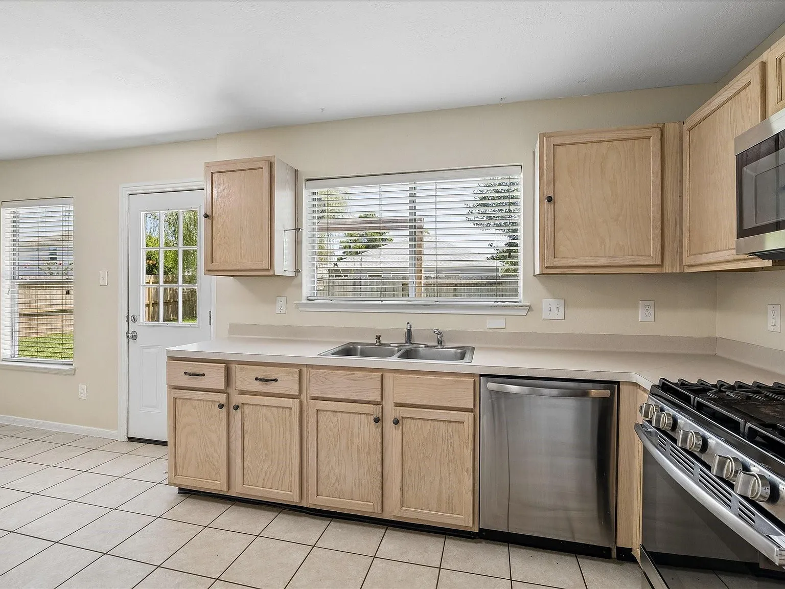 3 bed, 2.5 bath, 2085 sqft, $1,895 — Photo 4