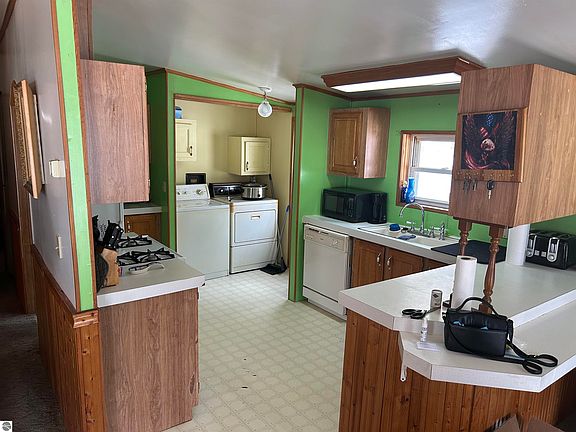 5th image of 4640 E Circle Dr NE