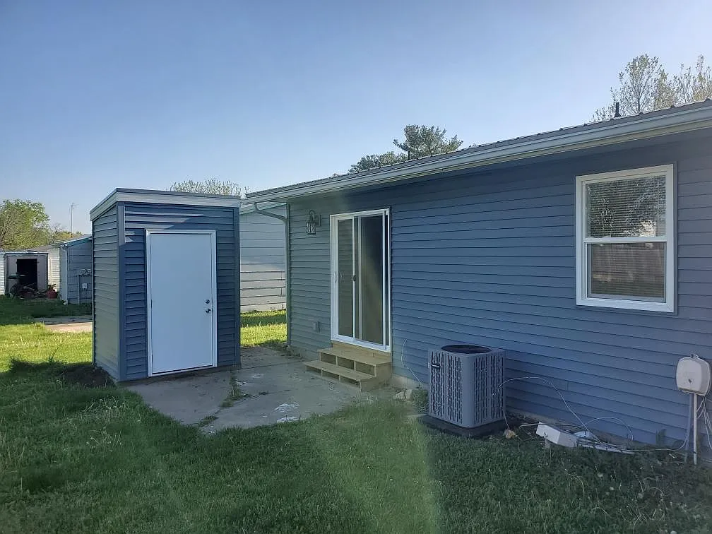 1102 Chateau Dr — Photo 2
