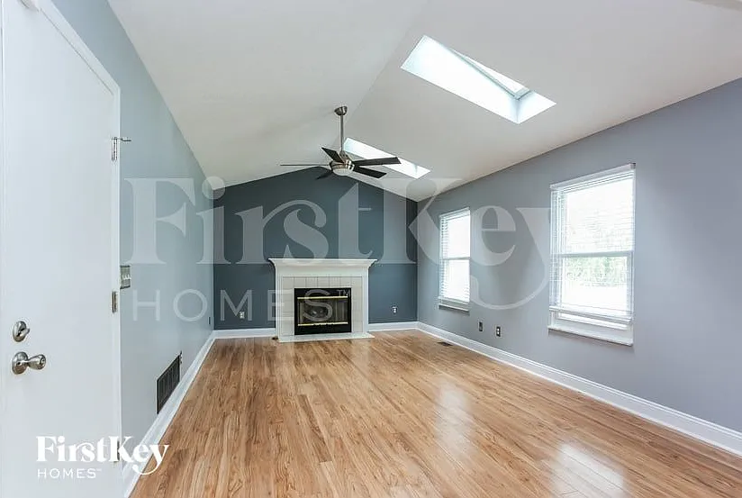 3 bed, 3.0 bath, 1512 sqft, $2,570 — Photo 3
