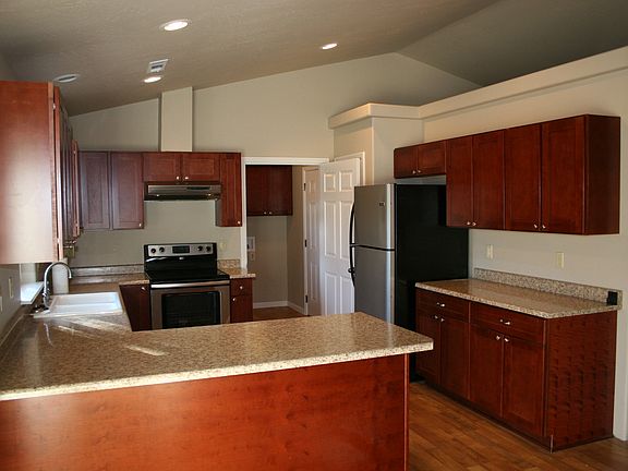 5th image of 374 Schoolhouse Ln