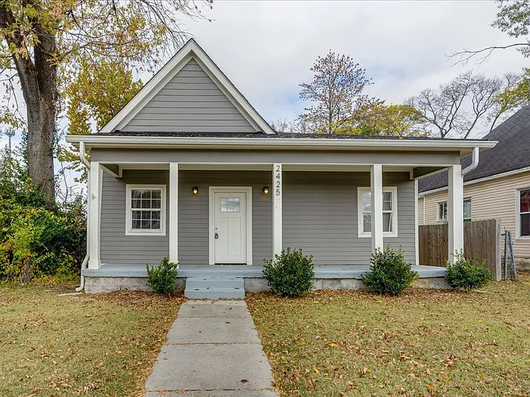 2425 Chamberlain Ave — Photo 1