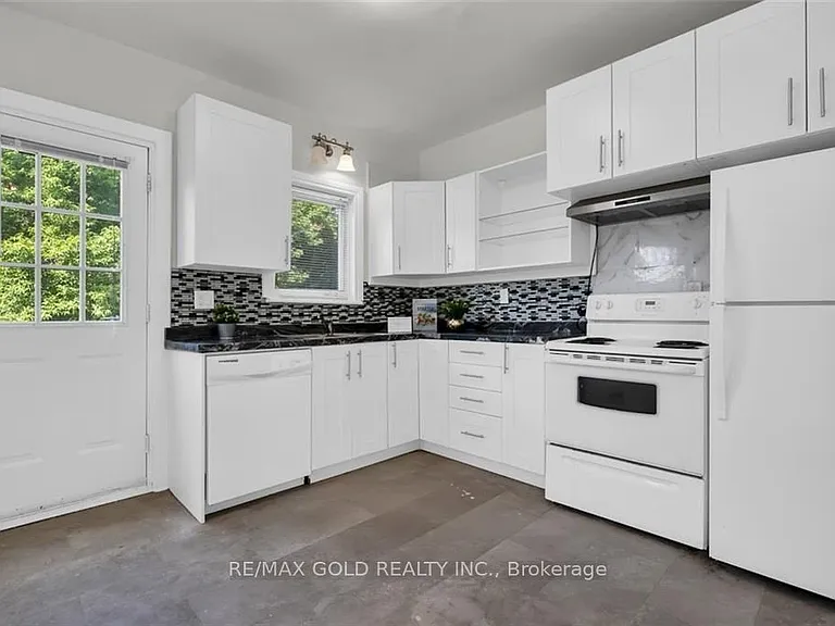 746 King St W — Photo 3