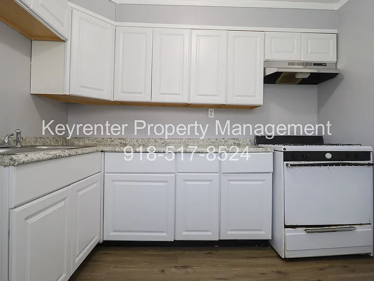 E 4th Street Duplex — Photo 9