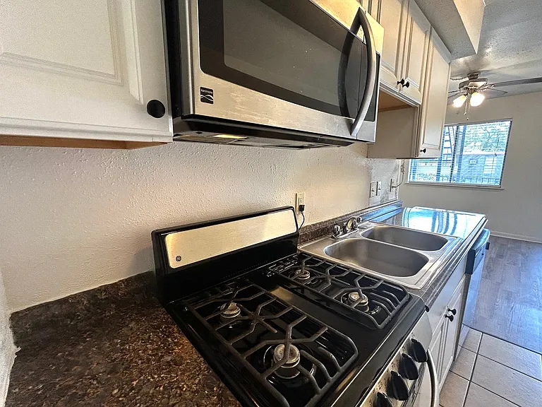 1010 W 23rd St #10 — Photo 12