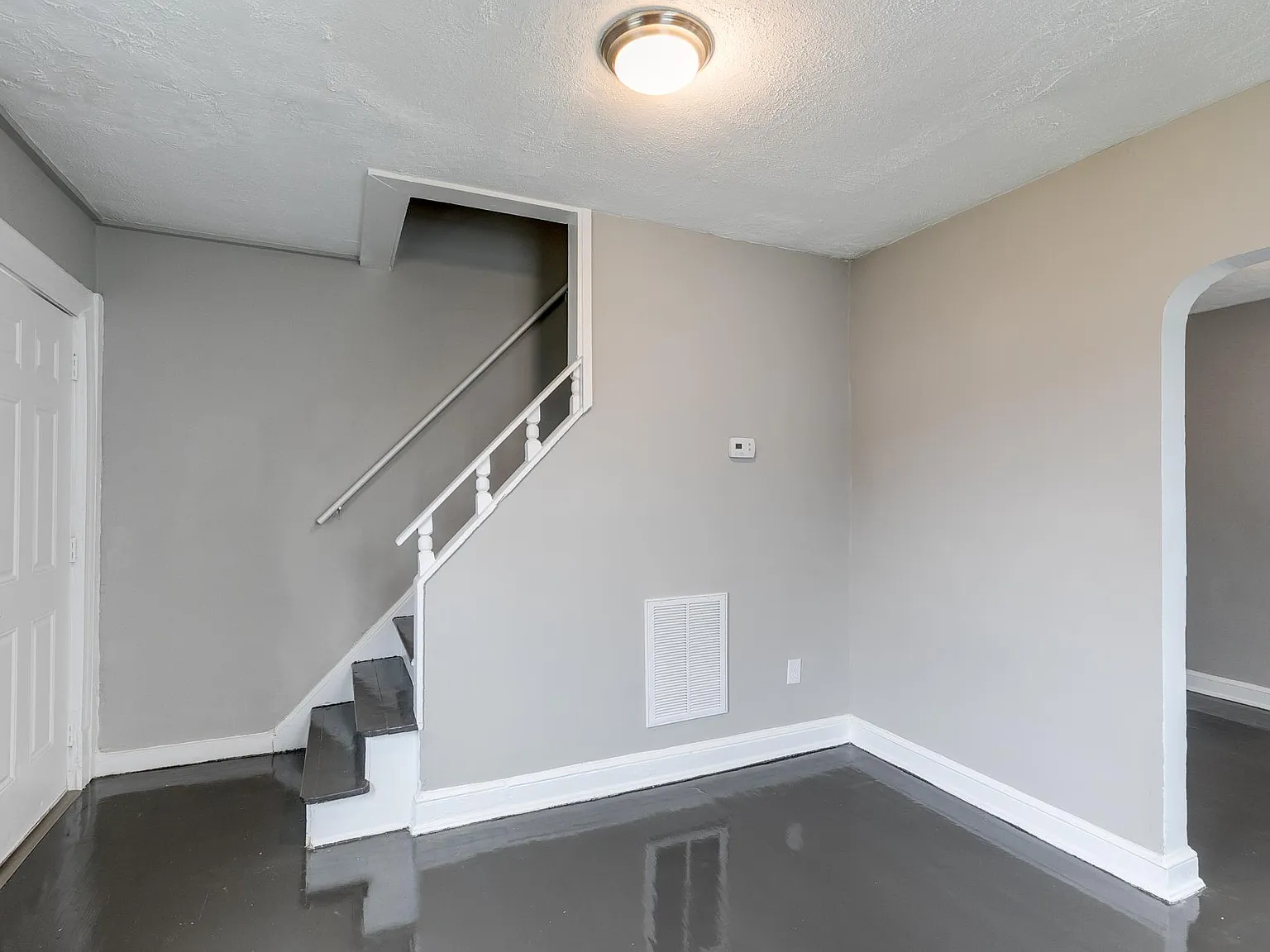 4 bed, 1054 sqft, $2,364 — Photo 3