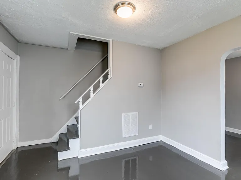 2106 Harwood St — Photo 3
