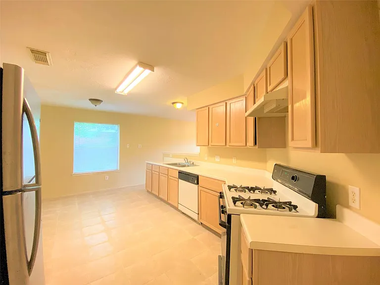 8026 Golf Green Cir — Photo 9