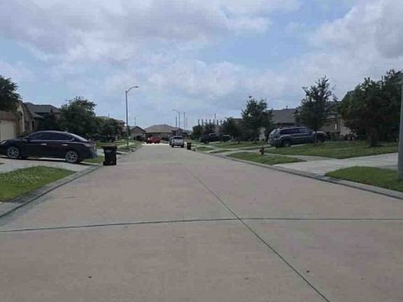 Exterior Neighborhood (street photo)