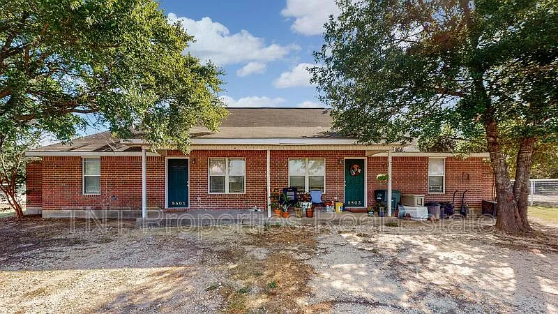 3 bed, 2.0 bath, 1240 sqft, $1,345 — Photo 2