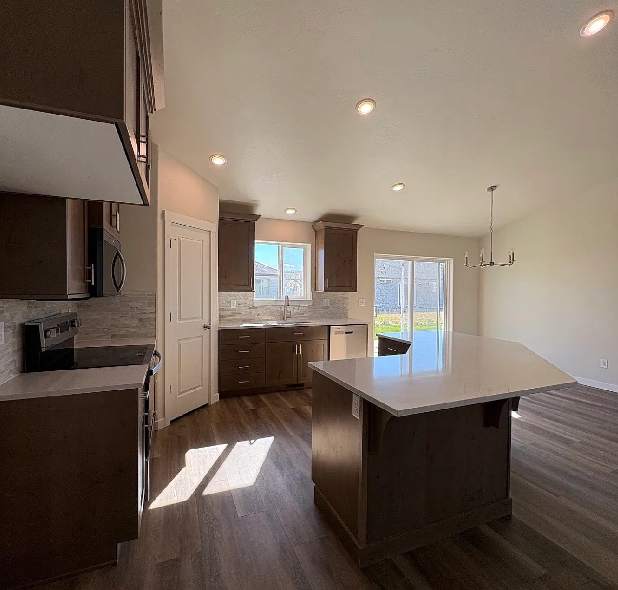 4 bed, 1441 sqft, $2,400 — Photo 2
