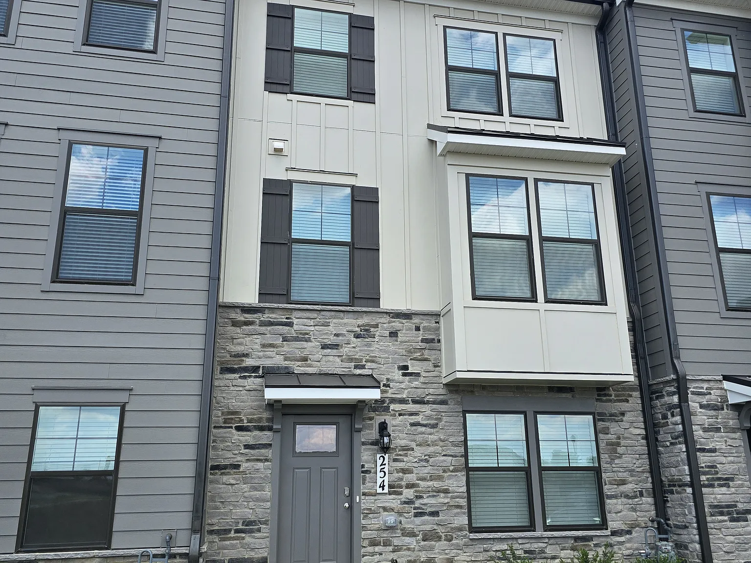 4 bed, 3.5 bath, 1962 sqft, $2,950 — Photo 1