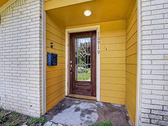 3rd image of 10919 Lockgate Ln