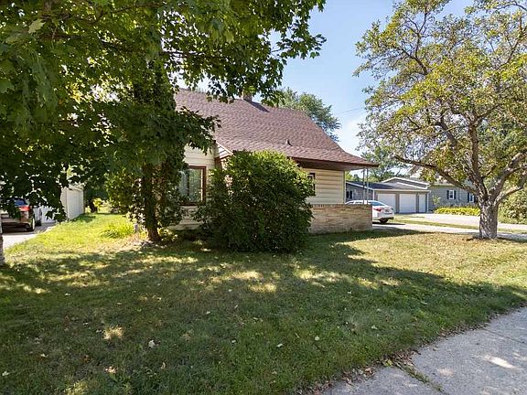 3rd image of 109 Summer St