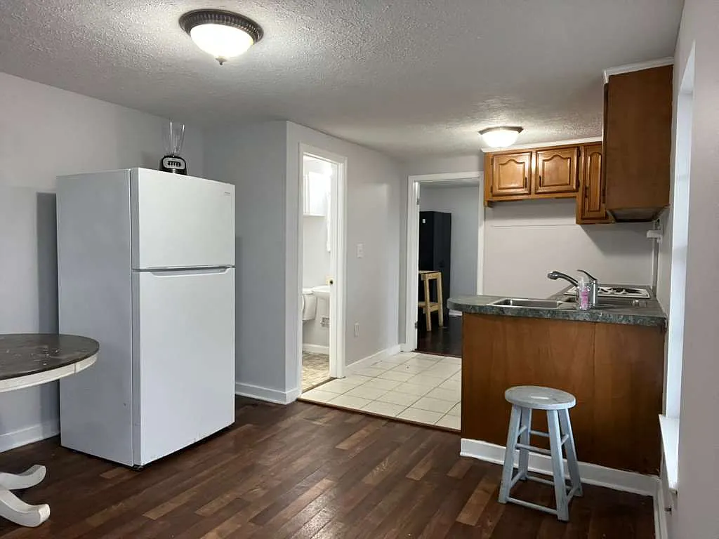 1 bed, 10 sqft, $1,100 — Photo 2