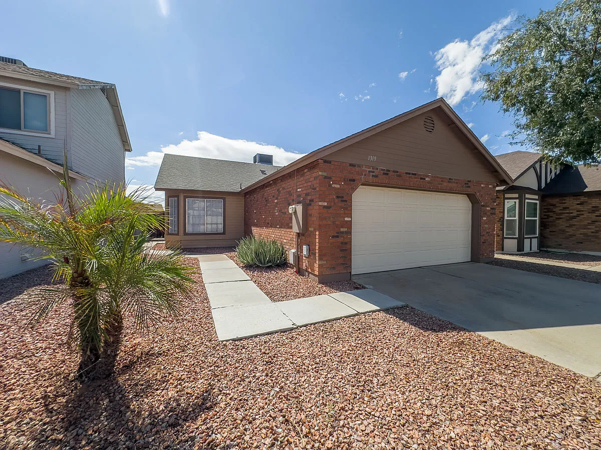 Cozy 3 Bed + 2 Bath home in Chandler! — Photo 2
