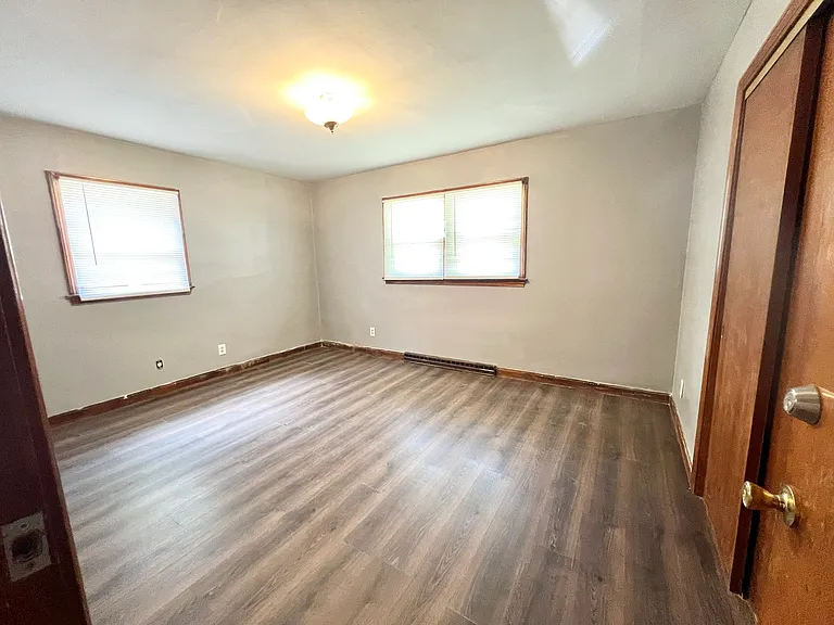 2400 Burwell Ave — Photo 6