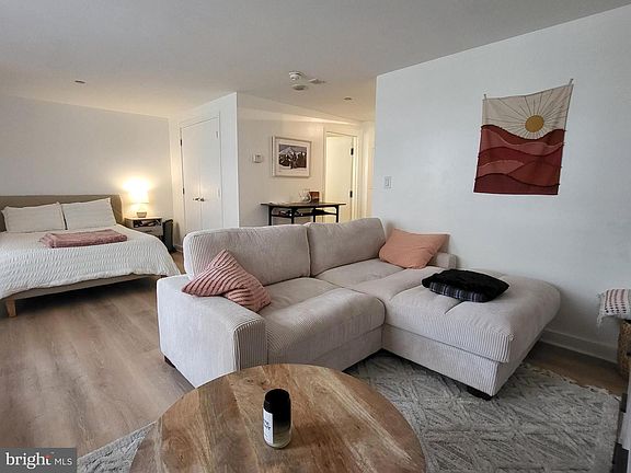 4th image of 219 S 18th St #703