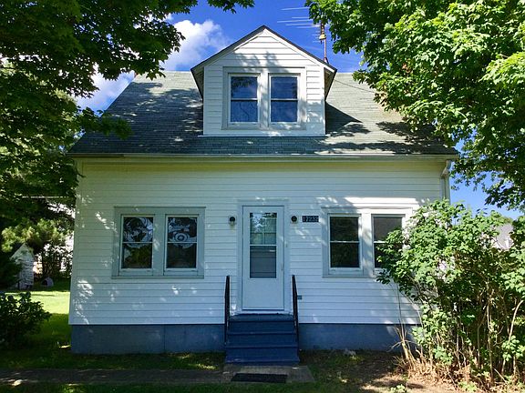 bedroom, living room, kitchen, bath room, washer and dryer on bottom floor 2 bedrooms and bath on top floor