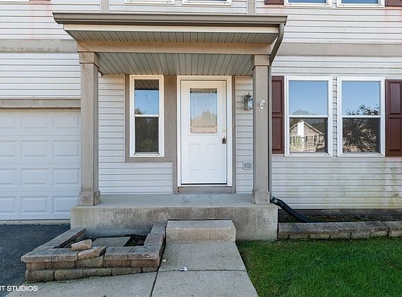 2nd image of 662 Hawthorn Ln