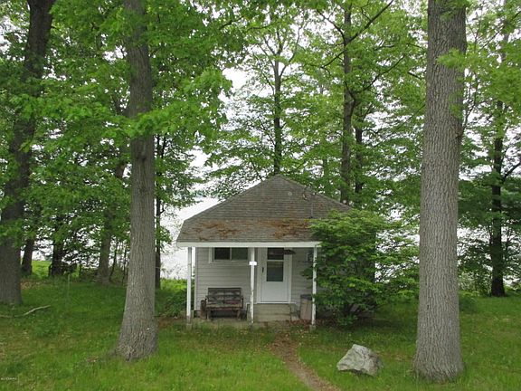 3rd image of 1165 E Hess Lake Dr