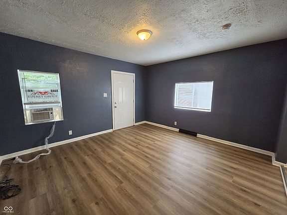 3rd image of 1522 N Gladstone Ave