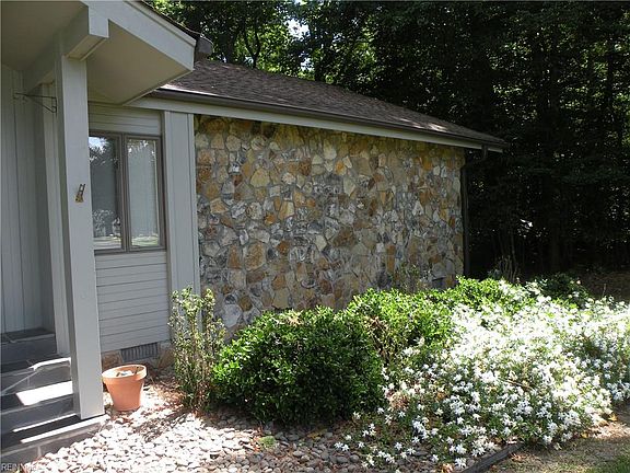 3rd image of 15439 Holly Dr