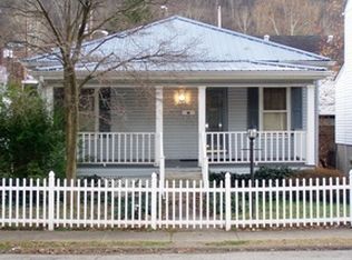 513 5th Ave, Montgomery, WV 25136