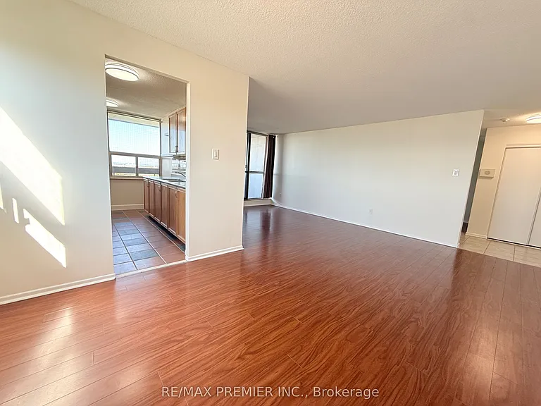 15 Kensington Rd #1011 — Photo 6