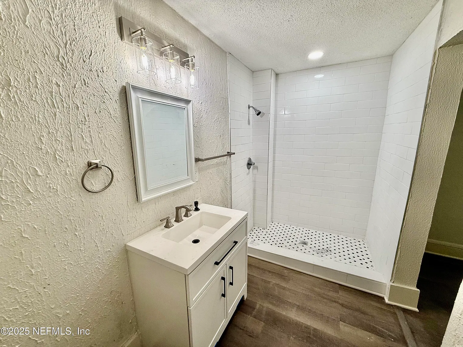 3 bed, 2.0 bath, 1235 sqft, $1,375 — Photo 4
