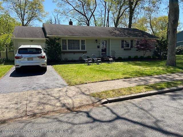 1st image of 4 Roslyn Dr