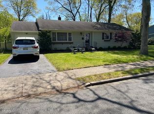 4 Roslyn Dr, Oakhurst, NJ 07755