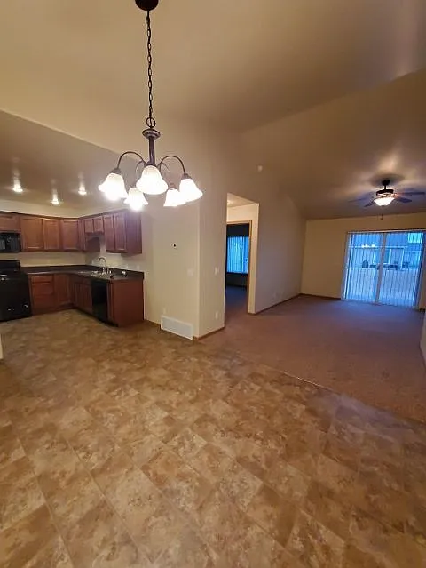 3 bed, 2.0 bath, 1456 sqft, $1,795 — Photo 2