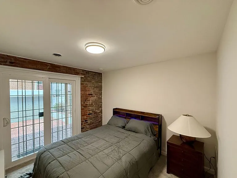 616 E St NE #B — Photo 15