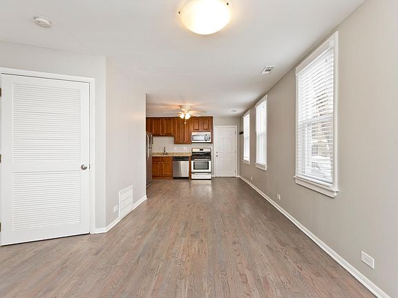 4th image of 1458 W Melrose St APT 1R