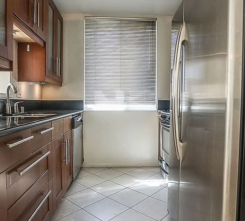 3rd image of 856 N Van Ness Ave APT 2
