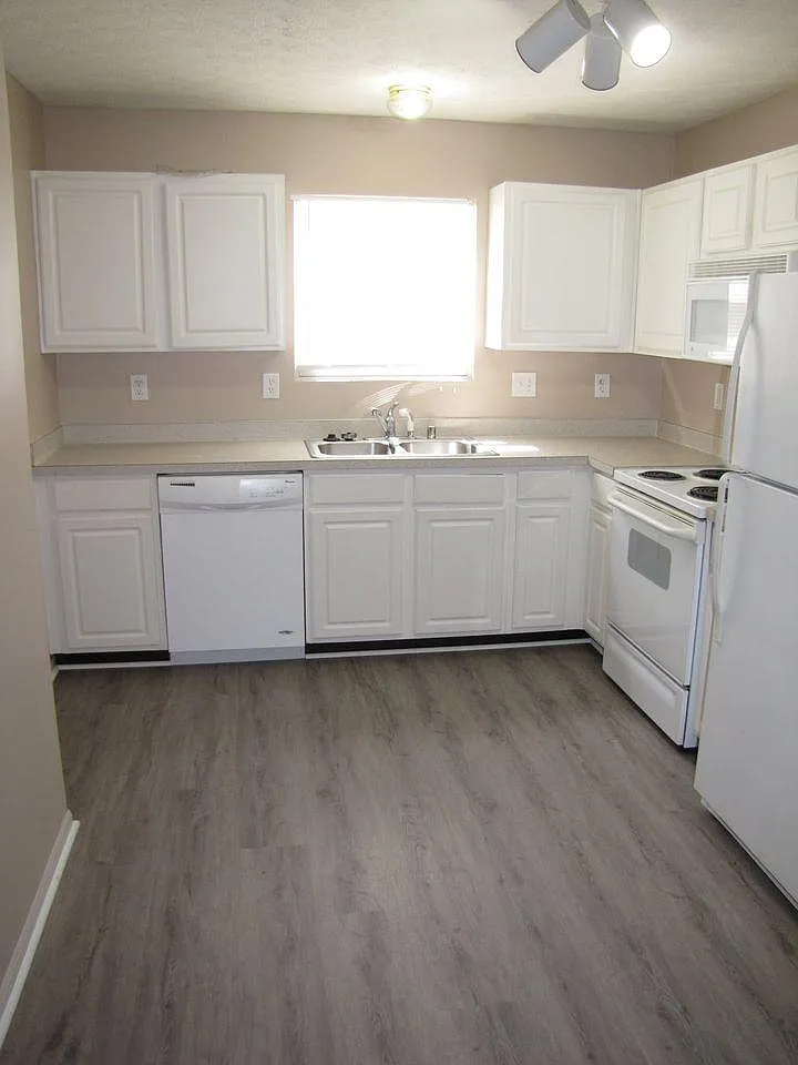 3 bed, 1.5 bath, 1200 sqft, $1,750 — Photo 3