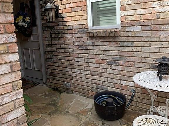 Beautiful front entry with flagstone pavers