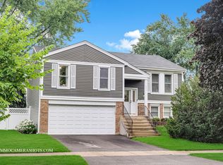 695 Rodenburg Rd, Roselle, IL 60172