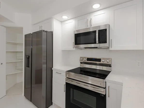 13800 SW 14th St APT 211C, Hollywood, FL 33027