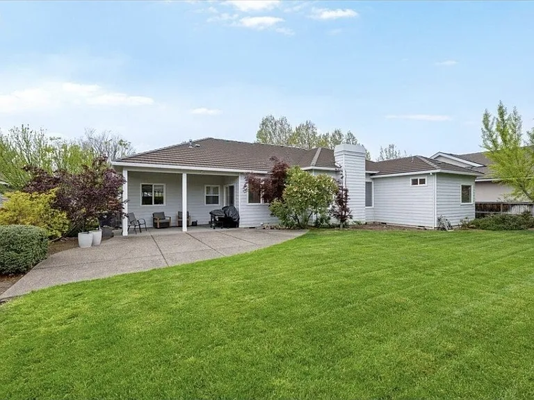 747 Eastridge Dr — Photo 17