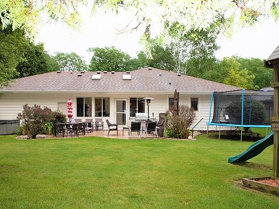 3rd image of 922 Mulberry Ln