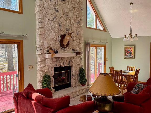 3rd image of 304 Balsam Rd