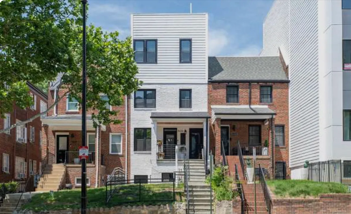 2 bed, 700 sqft, $2,500 — Photo 1