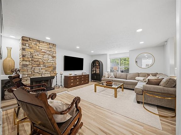 4th image of 2631 Hunters Point Dr