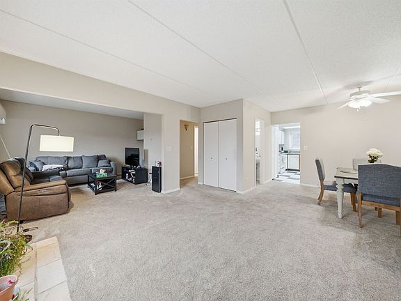 3rd image of 940 N Rohlwing Rd APT 201A