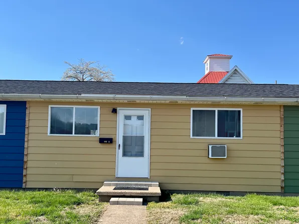 400 7th St #B, Williamstown, WV 26187